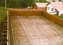 Estrutura da piscina em construção, com armação de ferro