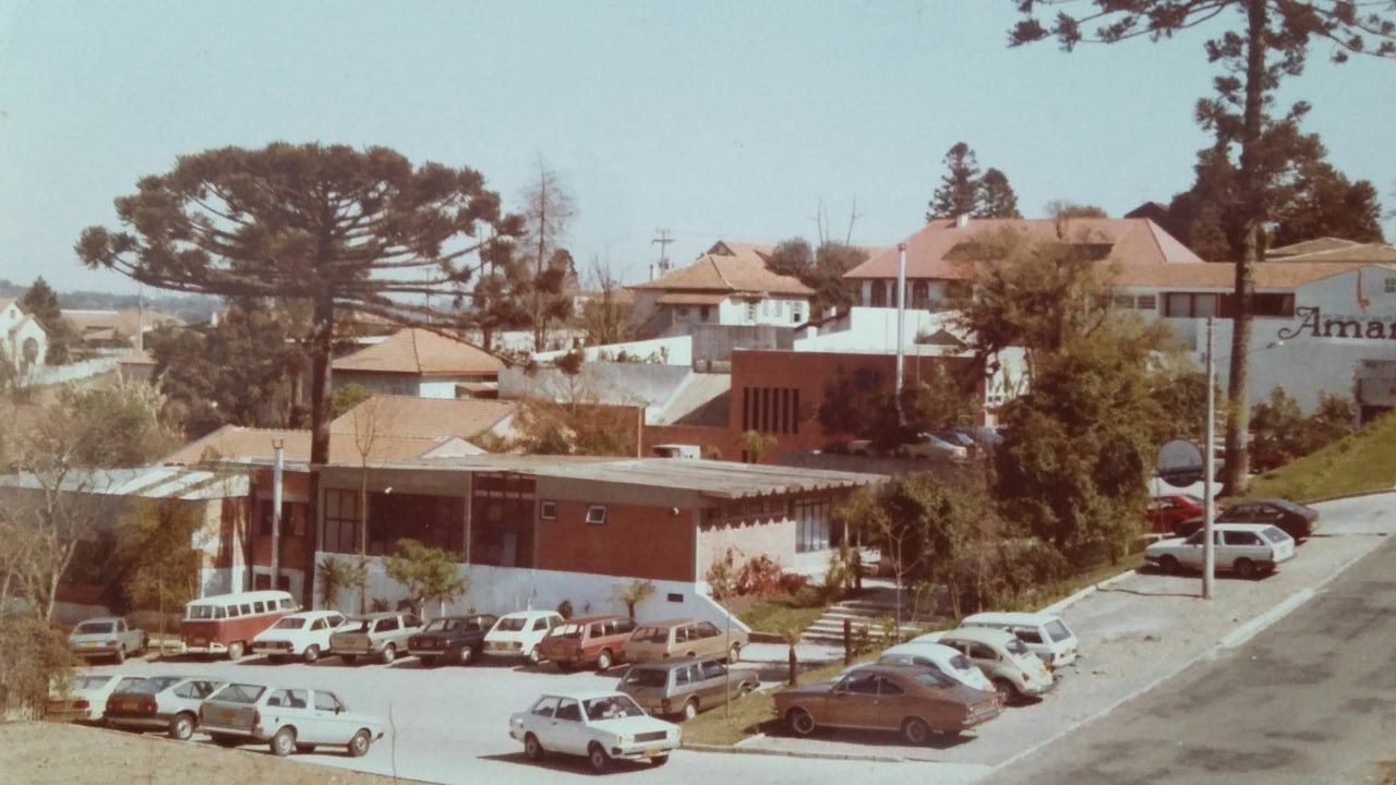 Vista externa da Amaral Natação nos anos 1980, com o estacionamento cheio