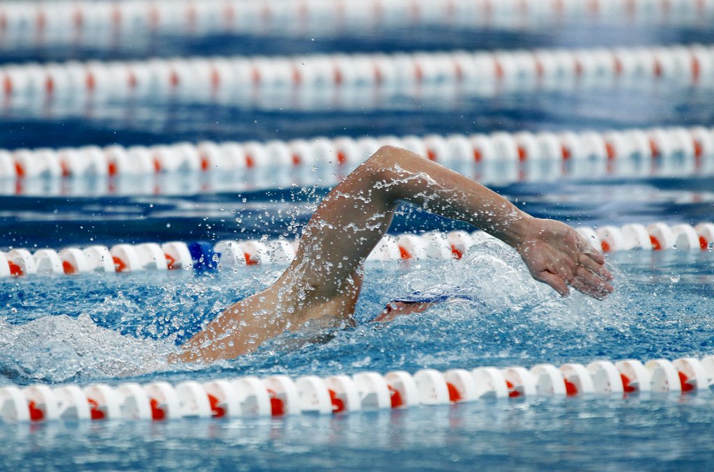 Como nadar perfeitamente costas melhorando a posição do corpo na